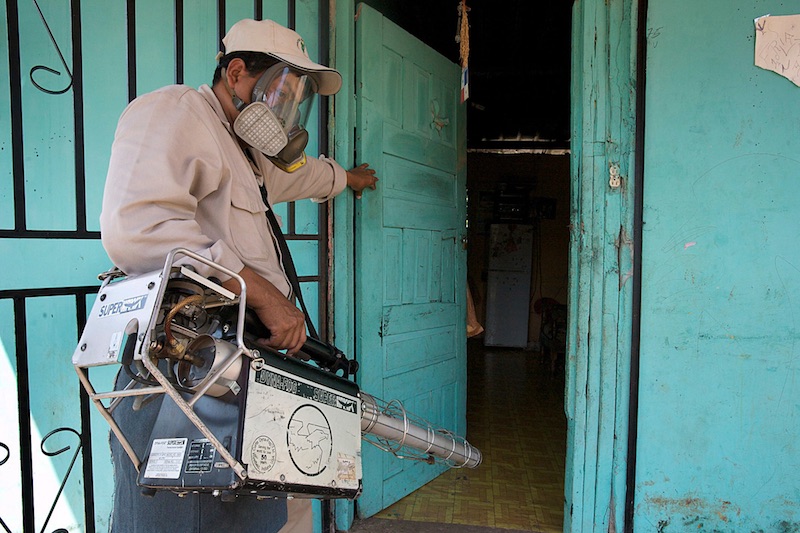 Spraying for mosquitoes in Panama. Visual by PAHO.